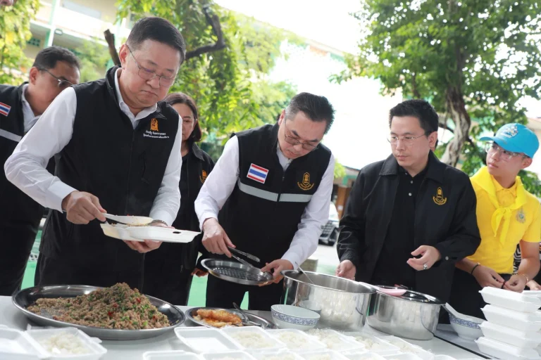 ศธ. รวมพลังสู้ภัยน้ำท่วม! “ประเสริฐ” ลงพื้นที่ รร.พญาไท ลุยคาราวานน้ำใจ แจกข้าวกล่อง-ถุงยังชีพช่วยสถานศึกษา กทม.